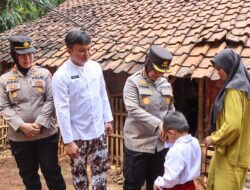 Kapolresta Cirebon Sambangi Warga dan Berikan Bantuan Renovasi Rumah Tidak Layak Huni