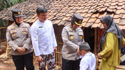 Kapolresta Cirebon Sambangi Warga dan Berikan Bantuan Renovasi Rumah Tidak Layak Huni