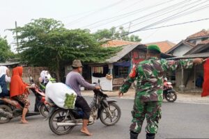Koramil 1609/Juntinyuat Wujudkan Kepedulian: Bantu Anak Sekolah Menyeberang Jalan Raya