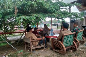 Babinsa Koramil 1605/Sukagumiwang dan Polsek Sukagumiwang Gelar Komsos untuk Tingkatkan Keamanan Desa Gedangan