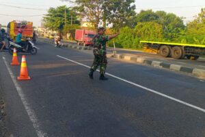 Babinsa Koramil 1605/Sukagumiwang Bantu Penyeberangan Siswa di Kertasemaya