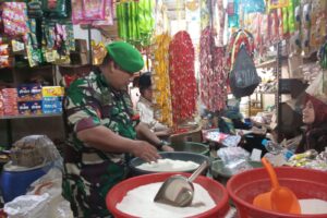 Koramil 1609/Juntinyuat Lakukan Pemantauan Harga Bahan Pokok di Desa Dadap