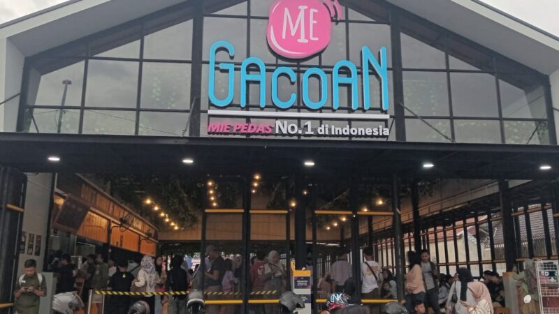 RATUSAN MASYARAKAT MEMADATI LAUNCHING GRAND OPENING MIE GACOAN INDRAMAYU
