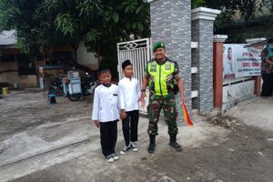 Kegiatan Koramil 1610/Krangkeng: Pengamanan dan Edukasi bagi Pelajar SDN 1 Srengseng