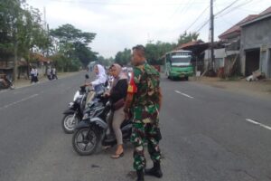 Kegiatan Pengamanan dan Penyeberangan Anak Sekolah oleh Koramil 1605/Sukagumiwang