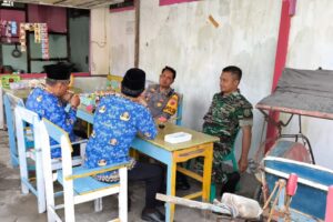 Kegiatan Komsos Koramil 1608/Karangampel Bersama Kapolsek dan Pegawai Kecamatan Bahas Keamanan Pasca Pilkada