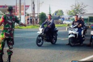 Koramil 1605 Sukagumiwang Berperan Aktif dalam Kegiatan Sosial: Sertu Sumber W Bantu Menyeberangkan Anak Sekolah