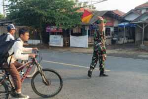 Koramil 1609/Juntinyuat: Bentuk Kepedulian Melalui Aksi Penyebrangan Aman untuk Masyarakat dan Anak Sekolah