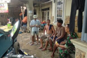 Koramil 1608 Karangampel Lakukan Komsos di Desa Tanjungpura: Ajak Warga Cegah Banjir