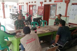 Kegiatan Komsos dan Anjangsana Danramil 1608 Karangampel dengan Pamong Desa Mundu