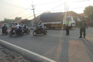 Koramil 1605 Sukagumiwang Aktif dalam Pelayanan Masyarakat: Bantu Anak Sekolah Menyebrang Jalan Raya