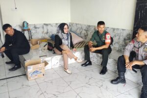 Koramil 1601/Indramayu Laksanakan Komsos di Desa Balongan untuk Tingkatkan Keamanan dan Kesadaran Warga