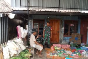 Koramil 1609/Juntinyuat Monitoring Harga Sembako di Desa Juntiweden