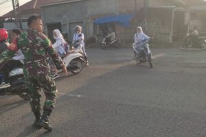 Koramil 1605/Sukagumiwang: Babinsa Aktif Menjaga Keselamatan Anak Sekolah di Jalan Raya