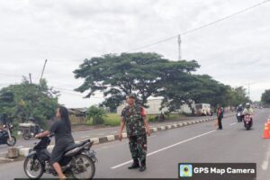 Babinsa Koramil 1605 Sukagumiwang Laksanakan Tugas Sosial Menyeberangkan Anak Sekolah