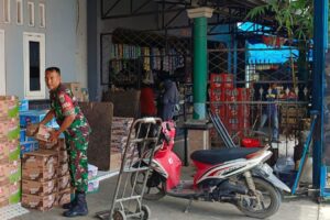 Monitoring Harga Sembako oleh Anggota Koramil 1609/Juntinyuat di Desa Segeran Kidul