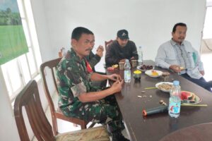 Koramil 0616-05/Sukagumiwang Gelar Komsos di Desa Tenajar Lor, Tingkatkan Sinergitas TNI dengan Masyarakat