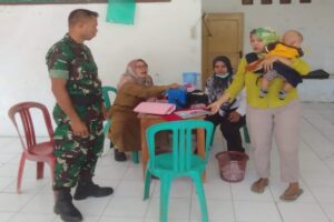 Babinsa Koramil 1605/Sukagumiwang Jalin Sinergi dengan Tenaga Kesehatan untuk Cegah Penyakit Musim Hujan