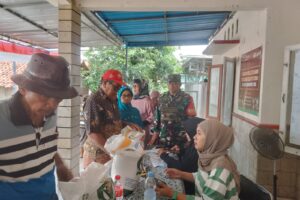 Babinsa Koramil 1608 Karangampel Kawal Penyaluran Cadangan Pangan Pemerintah Tahap III