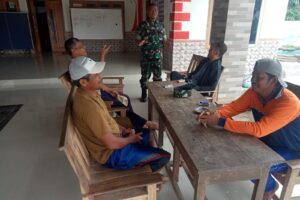 Kegiatan Komsos Babinsa Koramil 1610/Krangkeng di Desa Krangkeng