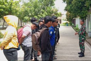 Babinsa Koramil 1603/Lohbener Perkenalkan Diri dan Sampaikan Pesan Positif di SMA Negeri 1 Lohbener