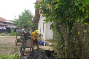 Koramil 1604/Jatibarang Bersama Warga Pilangsari Gelar Kerja Bakti Normalisasi Saluran Air