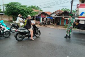 Koramil 1609 Juntinyuat: Babinsa Aktif Membantu Keamanan Masyarakat dan Anak Sekolah