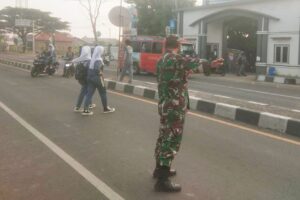 Koramil 1605/Sukagumiwang Berperan Aktif dalam Menjaga Keselamatan Pelajar di Jalan Raya