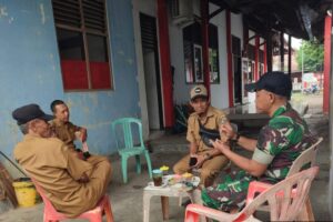 Babinsa Koramil 1602 Sindang Gelar Komsos bersama Pamong Desa Terusan