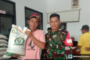 Koramil 1604 Jatibarang Dampingi Penyaluran Bantuan Pangan untuk 661 KPM di Desa Kalimati