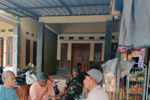 Babinsa Koramil 1608 Karangampel Tingkatkan Hubungan Harmonis dengan Masyarakat Desa Tanjung Sari