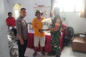 Koramil 1601/Indramayu Kawal Pendistribusian Bantuan Pangan Cadangan Beras Tahun 2024 di Desa Balongan