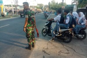 Koramil 1609/Juntinyuat Wujudkan Kepedulian dengan Membantu Masyarakat Menyeberang Jalan