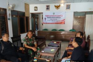 Babinsa Koramil 1605 Sukagumiwang Gelar Komsos dengan Warga Tenajar Kidul Pasca Pilkada 2024