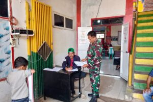 Babinsa Koramil 1608 Karangampel Kawal Penyaluran Cadangan Pangan Pemerintah di Desa Kedokan Agung