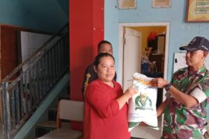 Koramil 1602 Sindang Kawal Pendistribusian Bantuan Pangan di Kecamatan Pasekan