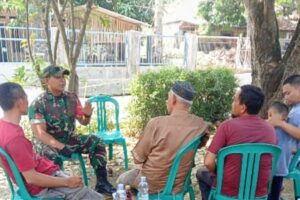 Koramil 1608/Karangampel Laksanakan KOMSOS Bersama Warga Desa Kedokanbunder