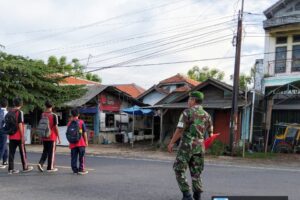 Koramil 1609/Juntinyuat: Kepedulian Tertinggi untuk Keselamatan Masyarakat dan Anak Sekolah