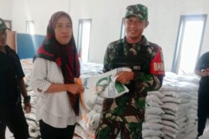 Koramil 1604 Jatibarang Laksanakan Pendampingan Penyaluran Bantuan Sosial Pangan di Desa Bulak Kidul