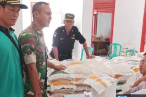 Koramil 1602 Sindang Dampingi Distribusi Bantuan Pangan BP-CBP 2024 di Desa Pabean Ilir