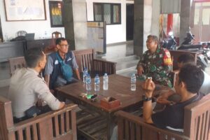 Babinsa Koramil 1605 Sukagumiwang Gelar Komsos, Perkuat Keamanan Desa Gunung Sari