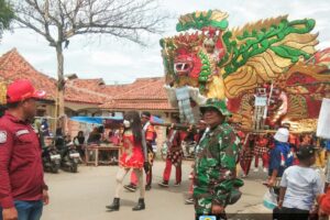 Koramil 1604 Jatibarang Laksanakan Pengamanan Arak-Arakan Singa Depok di Desa Bulak Lor