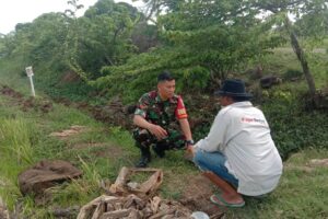 Kegiatan Komunikasi Sosial Babinsa Koramil 1604/Jatibarang Bersama Masyarakat Desa Kalimati