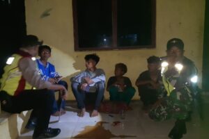 Patroli Gabungan Koramil 1610 Krangkeng Bersama Bhabinkamtibmas dan Pemerintah Desa Srengseng: Upaya Meningkatkan Kamtibmas dan Antisipasi Kriminalitas