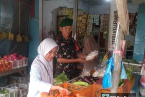 Koramil 1608/Karangampel Monitoring Harga Kebutuhan Pokok: Laporan Langsung dari Lapangan