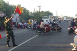 Kegiatan Sosial Koramil 0616-05/Sukagumiwang: Menjaga Keselamatan Pelajar di Jalan Raya