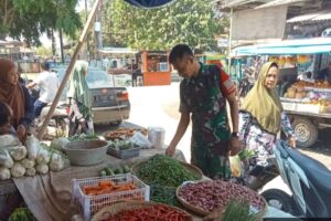 Pemantauan Harga Bahan Pokok oleh Koramil 1609/Juntinyuat
