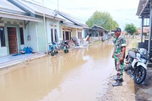 Koramil 1602 Sindang Laksanakan Monitoring Banjir Rob di Desa Cemara dan Desa Cangkring