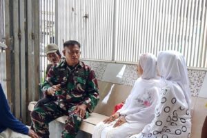 Babinsa Koramil 1608/Karangampel Gelar Komsos dengan Warga Desa Karangampel Kidul