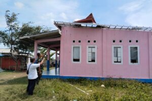 Koramil 1609/Juntinyuat Bersama Aparat Desa Tanggapi Cepat Kerusakan Atap PAUD di Juntinyuat